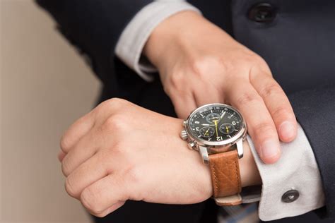 como ajusto la correa de un reloj burberry|Cómo ajustar correctamente un reloj: consejos y trucos.